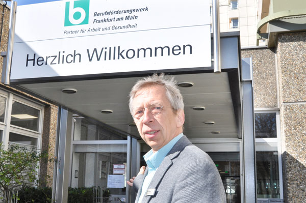 Ein älterer Mann steht vor dem Eingang des BFW-Frankfurt und schaut in die Kamera.